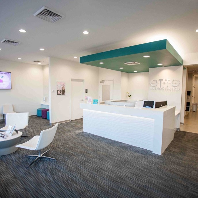 Des Peres location front desk